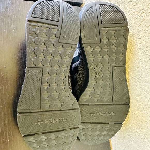 Adidas Men’s 9.5 athletic shoe - Picture 4 of 4